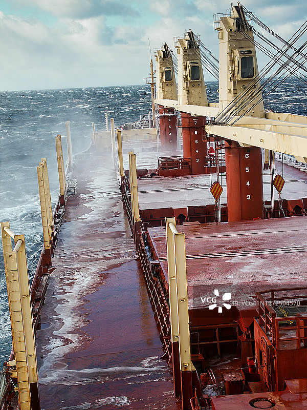 在严寒水域中航行的散货船图片素材