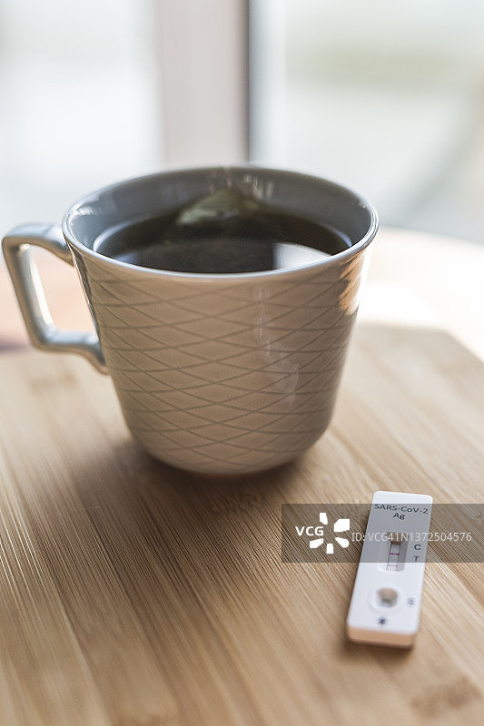 一杯茶和COVID-19快速诊断测试图片素材