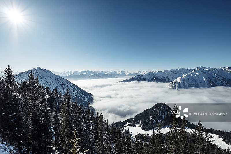 晴朗冬日罗凡山脉与阿亨湖浓雾图片素材