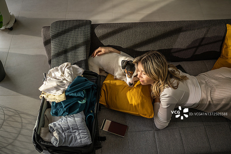 我喜欢我的宠物，它和我形影不离图片素材