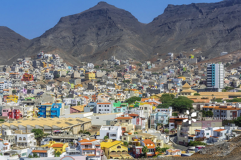 佛得角圣维森特岛明德卢沿海城市房屋，背景是山脉图片素材