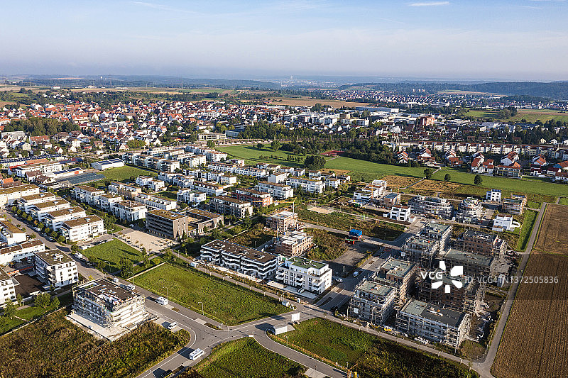德国巴登-符腾堡州辛德尔芬根：新开发区郊区住宅的鸟瞰图图片素材