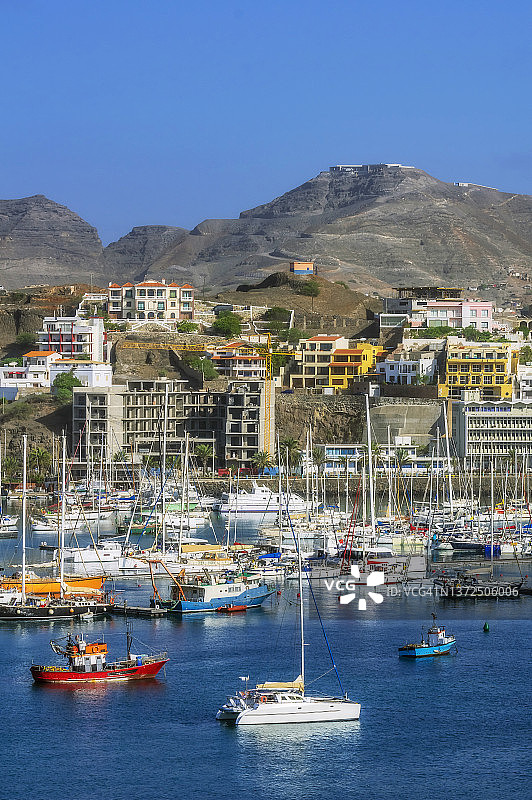 佛得角圣维森特岛明德卢拥挤的沿海城市港口图片素材