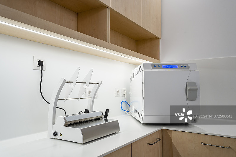 医疗诊所的办公桌上的医疗器械图片素材