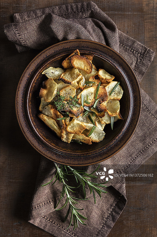 碗里的香脆洋姜片配迷迭香图片素材