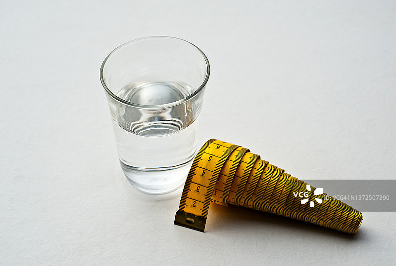 卷尺和一杯水图片素材