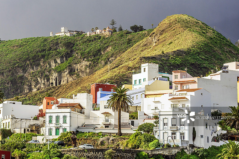 西班牙加那利群岛拉帕尔马岛山边的建筑图片素材