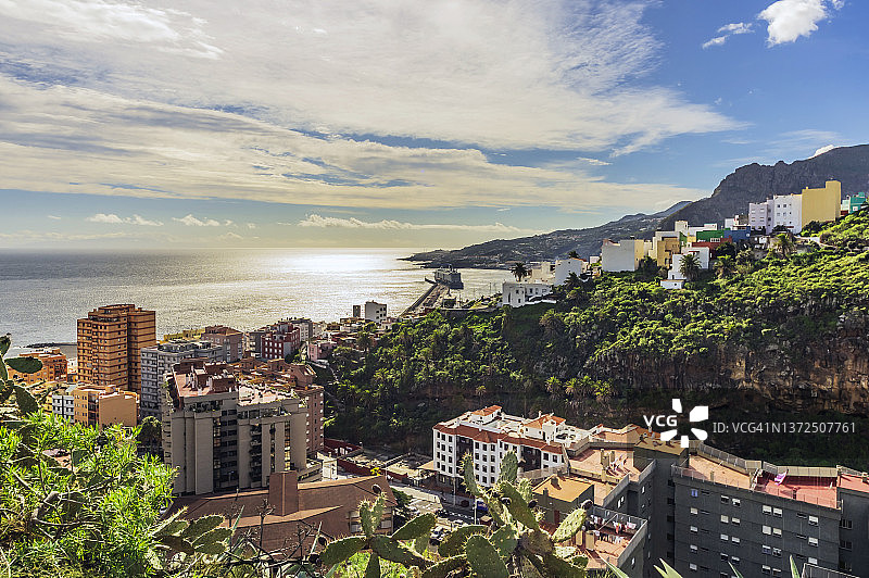 西班牙加那利群岛圣克鲁斯省拉帕尔马岛海边晴天建筑图片素材