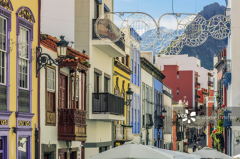 西班牙加那利群岛圣克鲁斯，拉帕尔马的彩色房屋图片素材