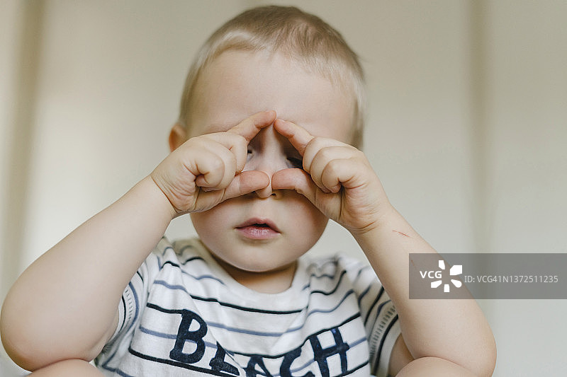 可爱的金发幼儿男孩在家玩耍图片素材