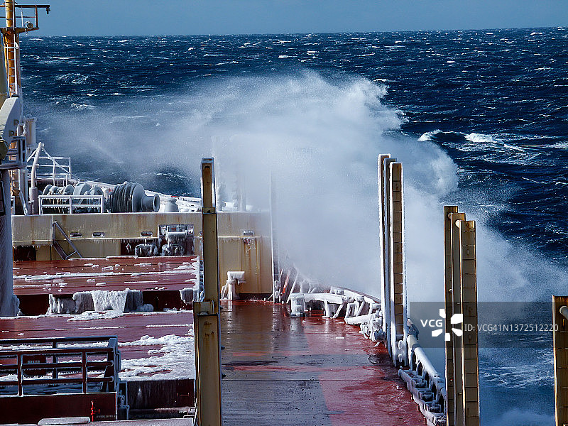 在严寒水域中航行的散货船图片素材