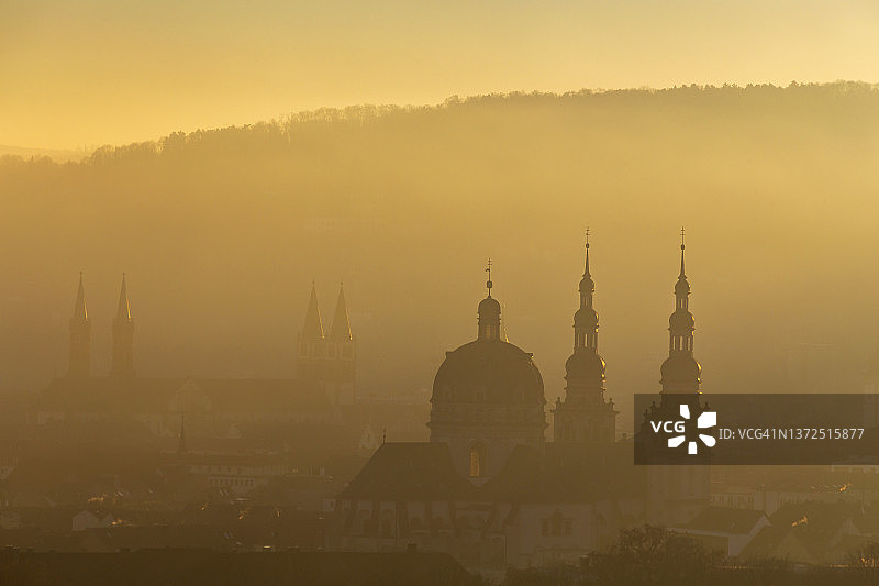德国巴伐利亚：笼罩在浓雾中的豪格修道院图片素材