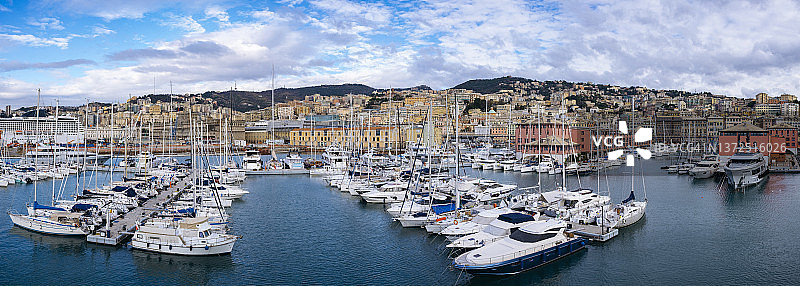 意大利利古里亚热那亚：城市海港停泊的船只全景图片素材