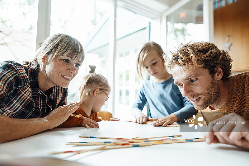 家庭在家一起玩米卡多游戏图片素材