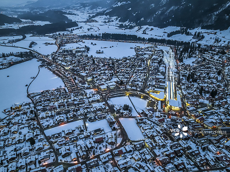 德国巴伐利亚奥伯斯多夫：阿尔高阿尔卑斯山脉的雪镇直升机景观图片素材