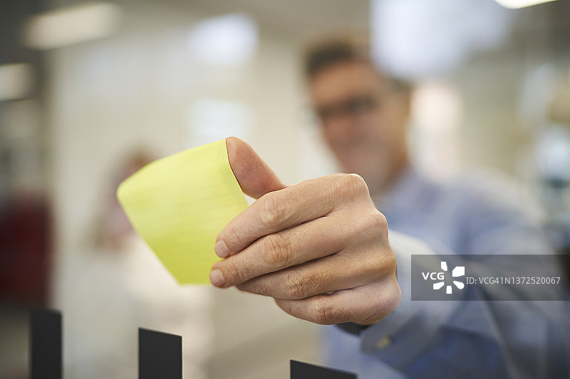 商人在办公室使用便利贴图片素材