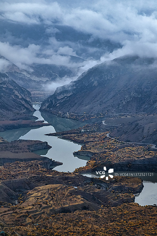 俄罗斯达吉斯坦山区秋季水库低云景观图片素材
