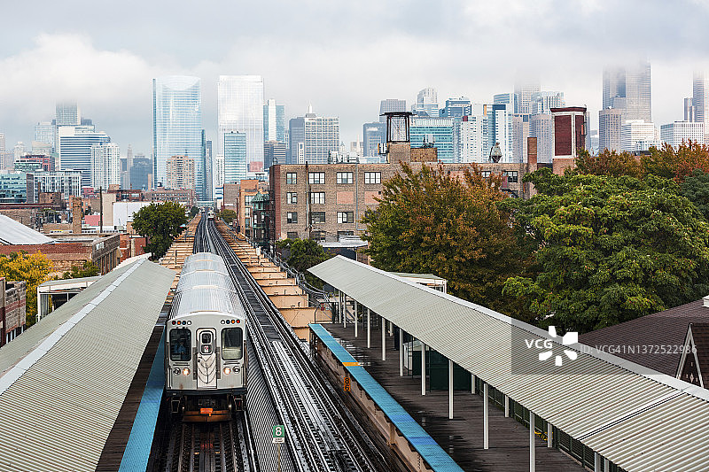 美国芝加哥铁路轨道上的高架列车图片素材