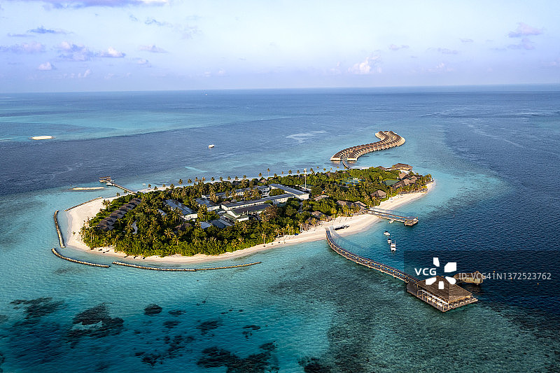 马尔代夫拉维亚尼环礁胡拉瓦利岛旅游度假村直升机视角图片素材