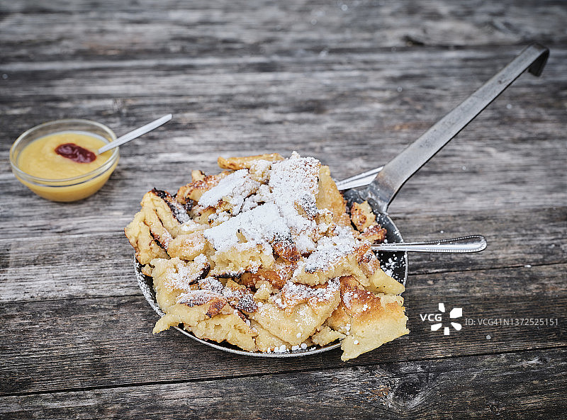 苹果酱木桌烹饪锅中供应的奥地利甜点图片素材