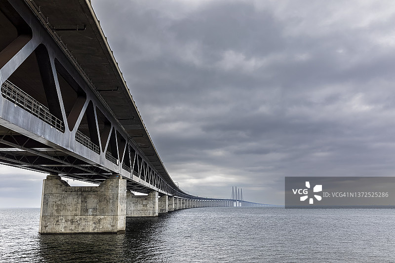 厄勒海峡大桥上空的阴天图片素材