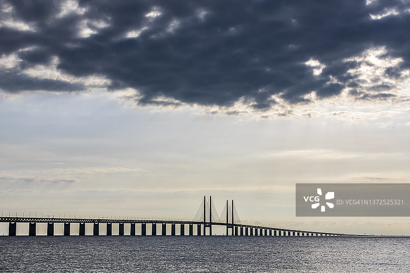 黄昏时分厄勒海峡大桥轮廓上的乌云图片素材