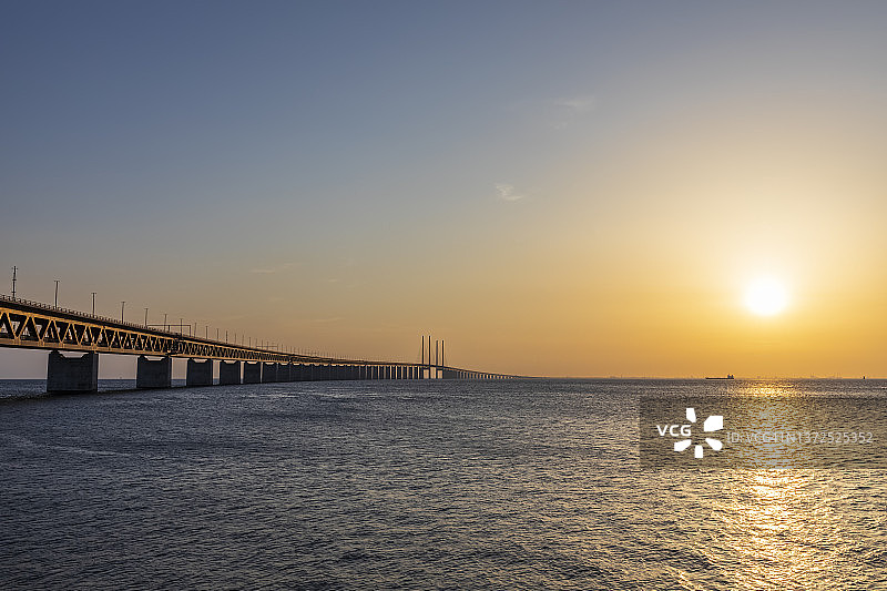 厄勒海峡大桥日落景观图片素材