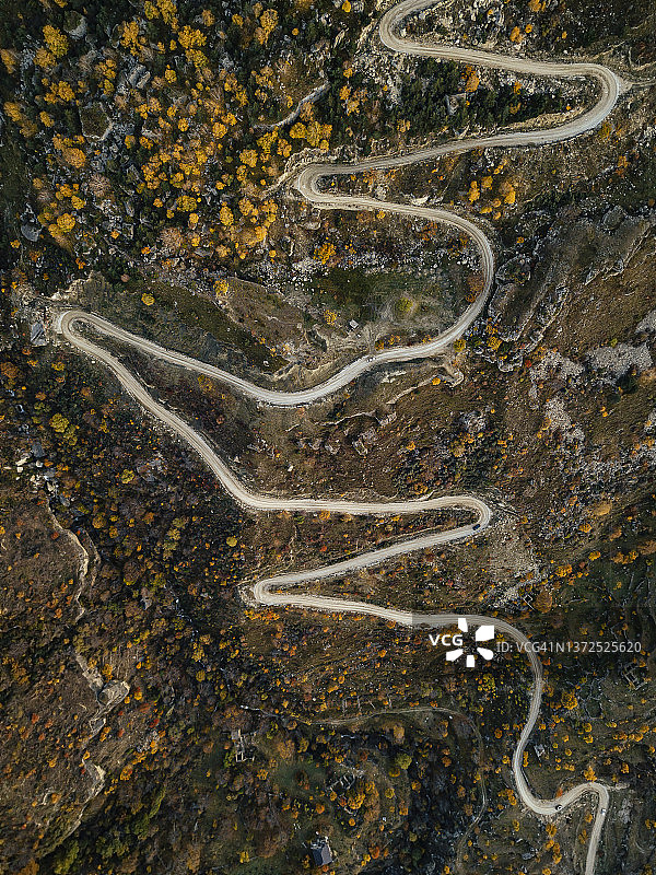 俄罗斯达吉斯坦秋季蜿蜒山路航拍图片素材
