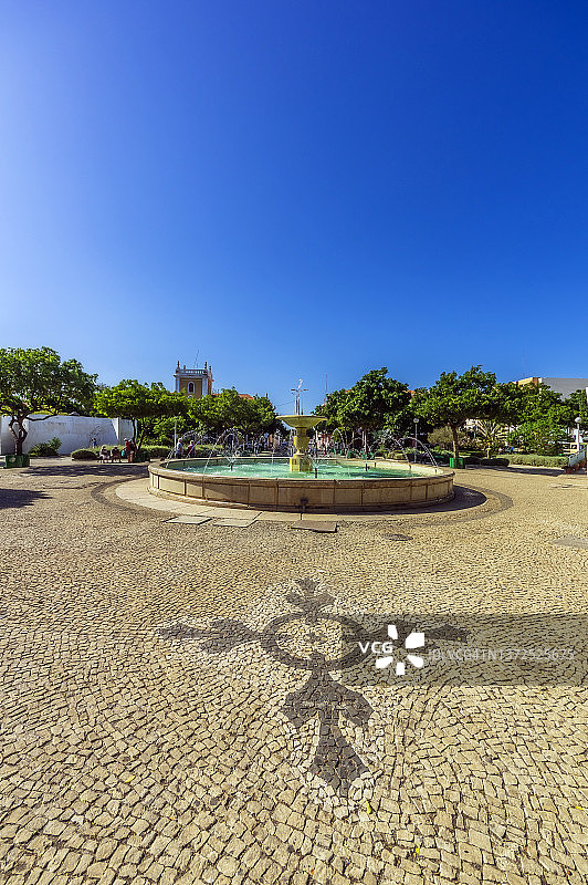 佛得角圣维森特岛明德卢，鹅卵石广场上的喷泉和晴朗的夏日天空图片素材