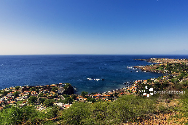 佛得角圣维森特岛明德卢夏季沿海城市风光（大西洋背景）图片素材