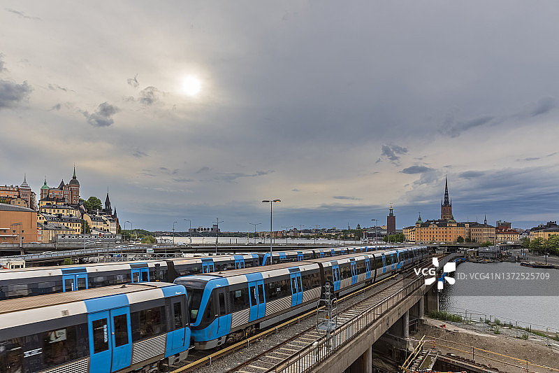 瑞典斯德哥尔摩地铁列车通过索德拉耶恩瓦格斯布隆桥图片素材