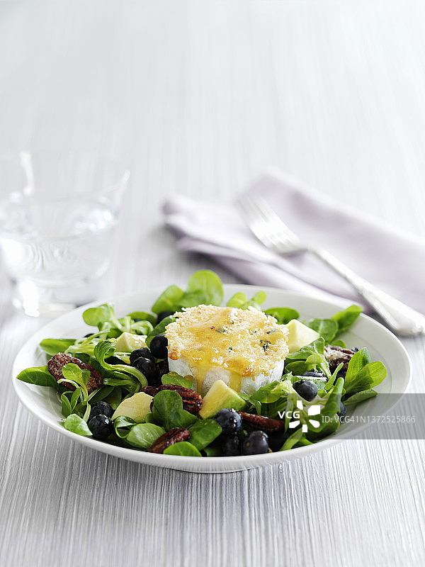 羊羔生菜配蓝莓和山羊奶酪图片素材