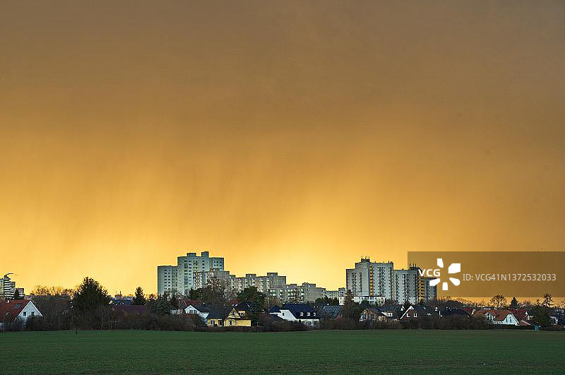 德国柏林新克尔恩区格罗皮乌斯stadt的雷雨前的黄色天空图片素材