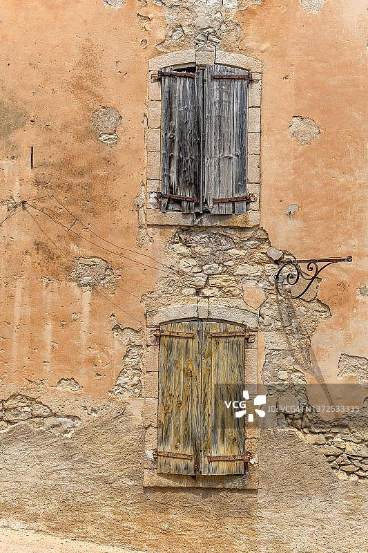 带有百叶窗的两扇窗户，法国普罗旺斯巴农中世纪村庄图片素材
