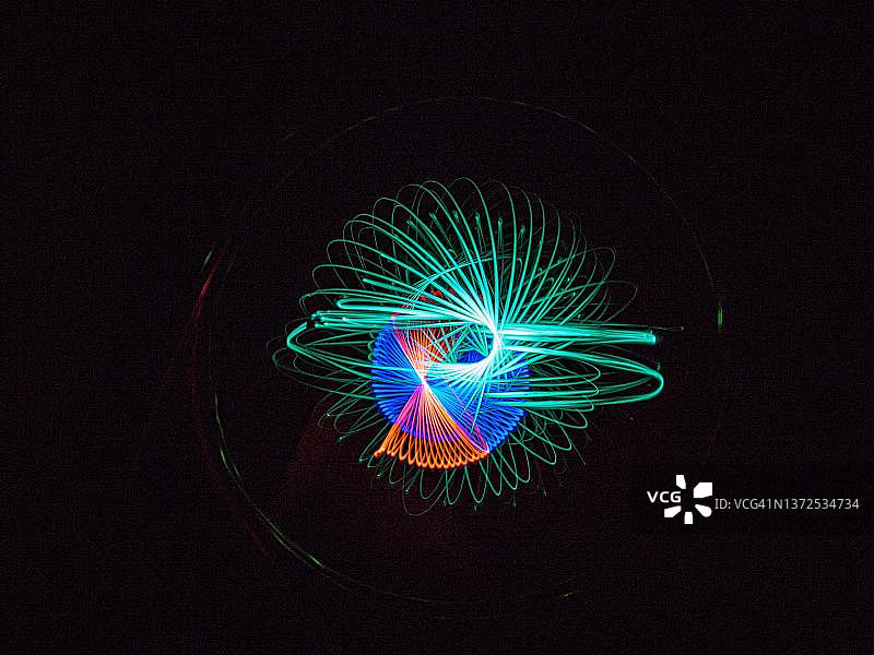 旋转陀螺，深色背景，几何形状，抽象图形，光影效果，运动，摆动摄影，德国巴登-符腾堡州巴登-巴登图片素材