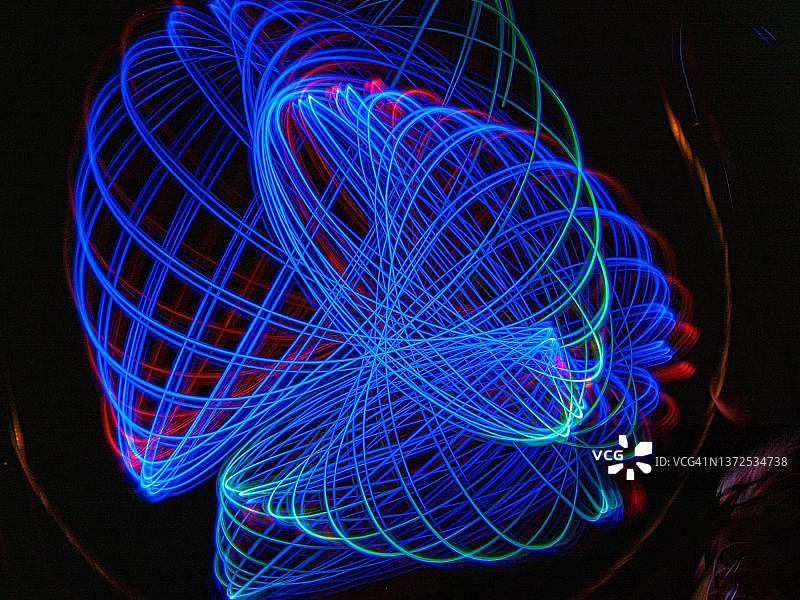 旋转陀螺，深色背景，几何形状，抽象图形，光影效果，运动，摆动摄影，德国巴登-符腾堡州巴登-巴登图片素材