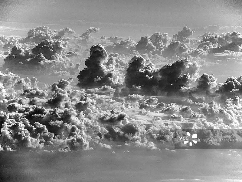海上云层形成，雷暴云，黑白航拍，意大利图片素材