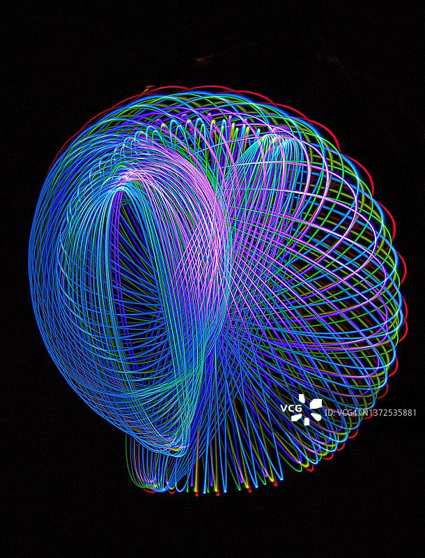 旋转陀螺，深色背景，几何形状，抽象图形，光影效果，运动，摆动摄影，德国巴登-符腾堡州巴登-巴登图片素材