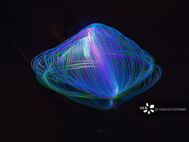 旋转陀螺，深色背景，几何形状，抽象图形，光影效果，运动，摆动摄影，德国巴登-符腾堡州巴登-巴登图片素材