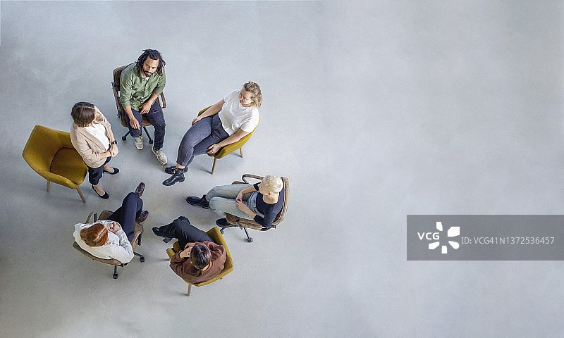 女人在团体治疗中分享经验图片素材