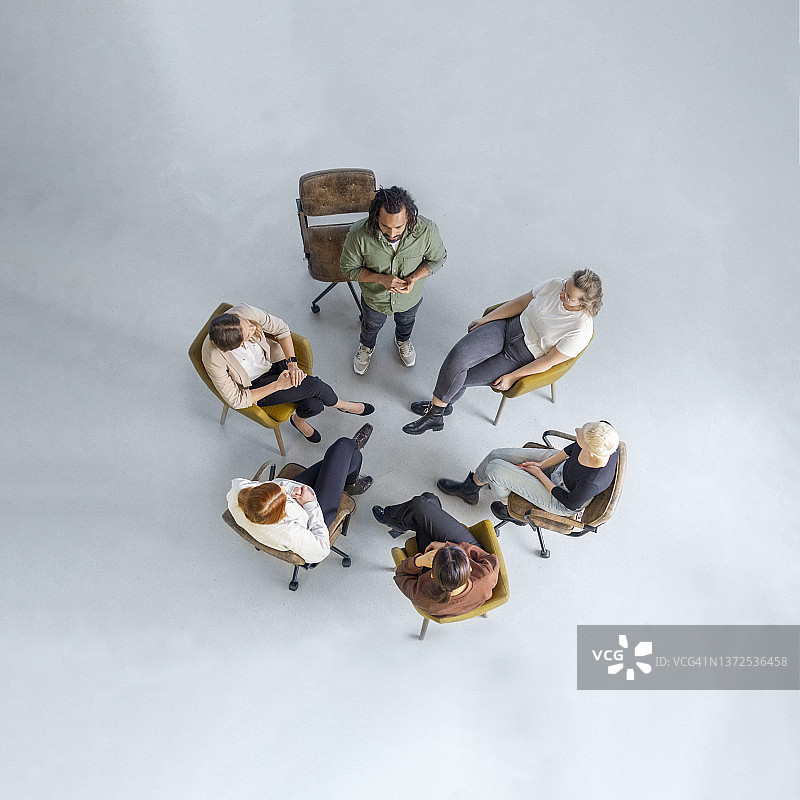 俯视角度拍摄的支持小组会议图片素材