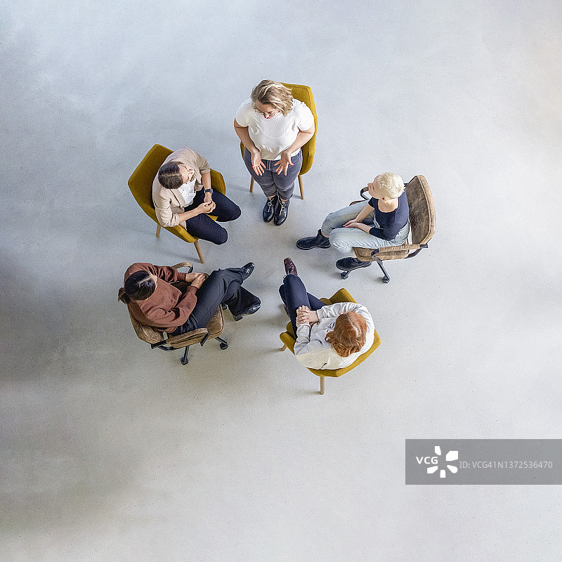 年轻女人在团体治疗中交谈图片素材