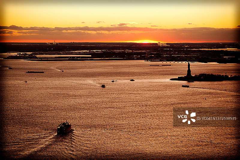 从上方看到的纽约港日落景色图片素材