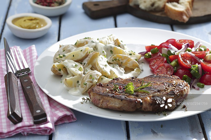 猪颈肉配土豆沙拉和番茄沙拉图片素材
