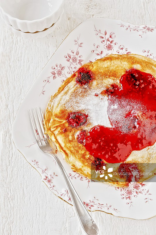 覆盆子酱和糖粉薄饼（俯视）图片素材