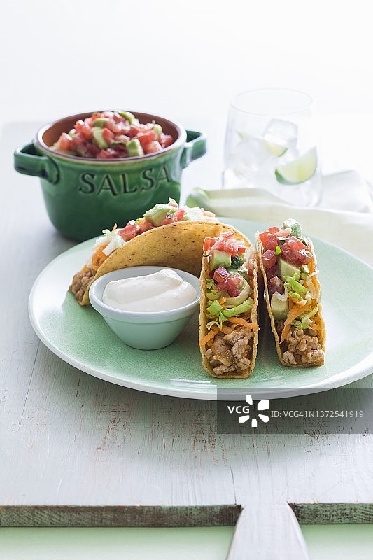 配牛油果莎莎酱的鸡肉玉米卷图片素材