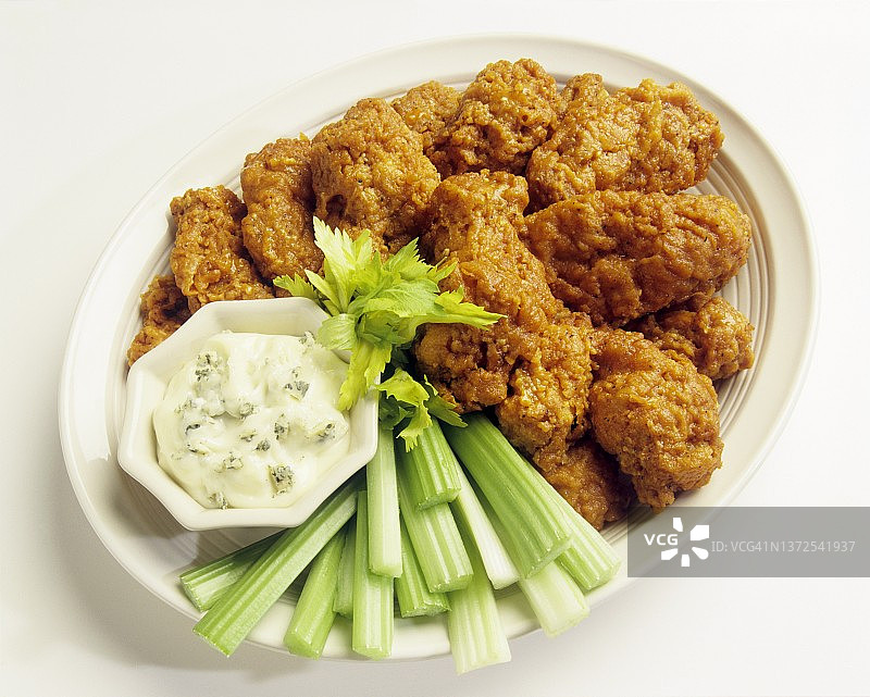 配芹菜和蓝纹奶酪蘸酱的布法罗鸡翅图片素材