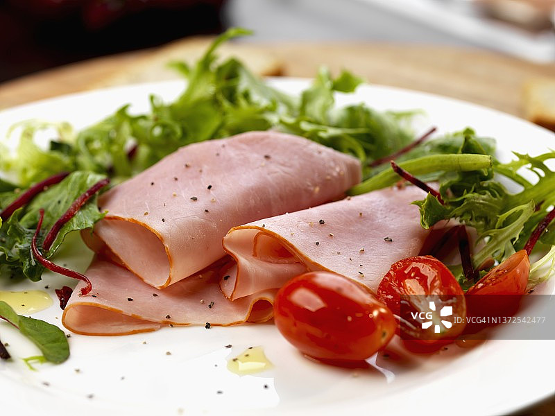 烤火腿沙拉切片图片素材