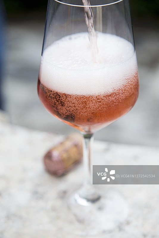 普罗塞克玫瑰倒入玻璃杯中图片素材