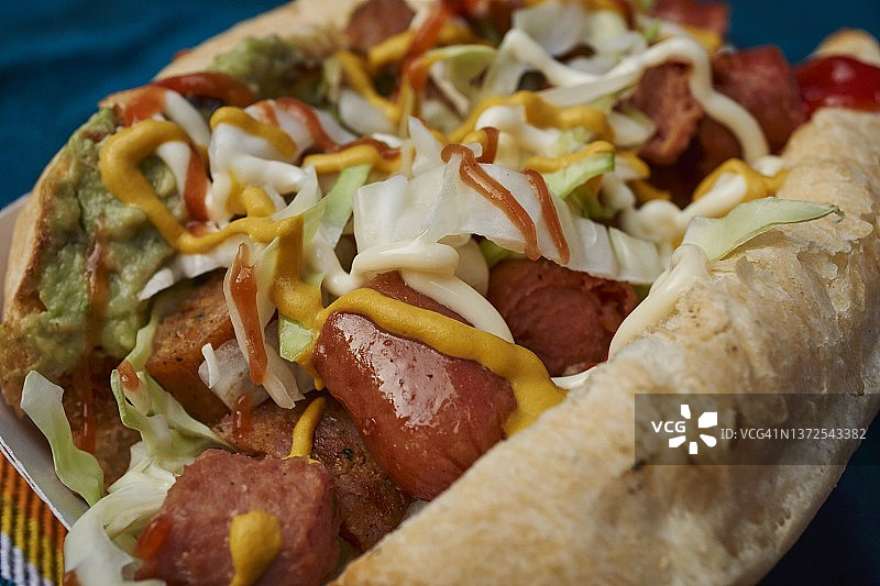 卷心菜和鳄梨酱热狗图片素材